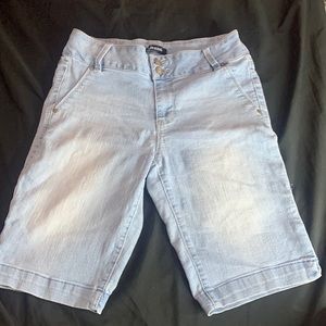 D JEANS : Light Washed Blue Jean Shorts.Size 6